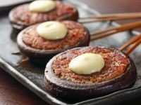 「椎茸って美味しいんだ！」と驚くゲストも多い人気串。ハンバーグのようなボリューム感と肉汁のあふれる逸品です。美しい円形の徳島県産椎茸に詰めた合いびき肉が、マヨネーズベースの特製ダレによく合います。
