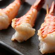 天然ブラックタイガーの旨みをダイレクトに味わう『大海老』。肉厚な身のプリプリとした弾力が堪らない極上の一品です。