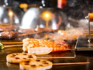 旬と旨みを閉じ込めた『鉄板串焼き』で笑顔になってください
