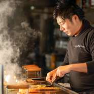 初めての方には「おまかせコース」がオススメ。店内仕込みの串を1本1本心を込めて美味しく焼き上げ熱々のままご提供します。食べて笑顔になる瞬間をたくさん見れるよう、真心120％のおもてなしをいたします。