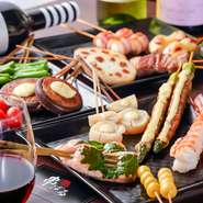 年末年始の宴会に最適。大ぶりの串焼きと一品料理をコースでリーズナブルに堪能できます。気の合う友人や仕事仲間と、新しい1年に向けて元気をチャージ。スタッフの気持ちいい接客に、幹事もきっと助かるはずです。