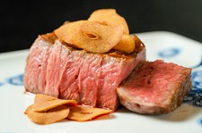メインは神戸牛のサーロインと黒毛和牛のシャトーブリアンが食べ比べできる最高に贅沢なコース！