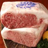 きめ細かな肉質と甘み、ほのかな牛肉の香りが特徴の神戸牛。刺身やタタキで食材本来の美味しさを、旨みを高めた熟成肉は炭火焼ステーキで。神戸牛のさまざまな美味しさをステーキ割烹で存分にお愉しみください。
