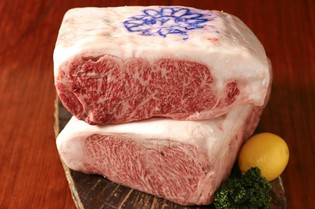 艶やかな肉色と細やかな霜降り。神戸牛の魅力をコースで提供