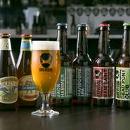 【mother】ではさまざまなアルコールを楽しむことができます。なかでもお薦めなのがクラフトビール。アメリカ、ベルギー、スコットランドと世界各国の多彩なテイストを取り揃えています。				