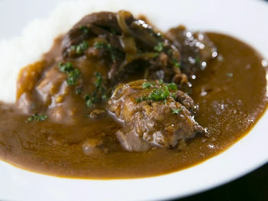 甘辛く仕上げた牛すじが決め手の『牛すじカレー』