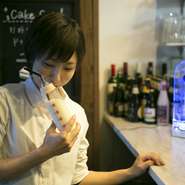 お客様によろこんでいただけるよう当店では常にオリジナル商品の開発に取り組んでいます。今回新たに着想したのが、ほ乳瓶にスムージーを入れた『マザードリンク』。今後商品化に向けブラッシュアップしていきます。