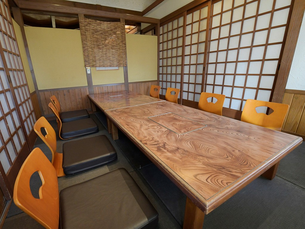 個室や座敷で気のおけない仲間たちと賑やかな宴会を