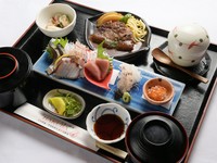 和食メニューで一番人気の『お造り・ミニステーキ御膳』