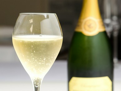 スペシャリテをより華やかに彩る、約30種類のワイン