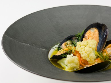 旬菜や旬魚を使い食感さえも多彩にアレンジされる『スープ～広島産ムール貝のスープ仕立て　サフラン風味』