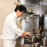 料理人というのは、つくり上げた一皿で一人一人のお客様を幸せにできる素晴らしい仕事です。常に、より良い一手や食材、調理法などを研究。少しでも心が豊かになったと感じていただける店づくりを探求し続けます。