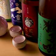 日本酒に精通した店主が厳選して仕入れたお酒は、常時10種類以上を用意。季節や時期に合わせて様々な銘柄を楽しめます。おすすめは「月替わり日本酒」の飲み比べ。手頃な価格で一杯から気軽に注文できます。