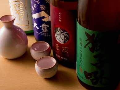 福岡県内でしか流通していない美酒をはじめ、全国の名酒がズラリ