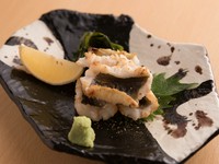 遠赤外線の網でじっくり炙った香ばしさが、食欲を掻き立てる一品。燗酒と合わせていただきたい、大人の酒肴です。