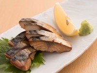 温燻で提供される、料理人自慢の一品。五島鯖の旨みと食感を残しながら、独自配合のチップでいぶした香り高い上質なおつまみです。試行錯誤を重ね、1年かけてたどり着いたという味わいは食べるべき逸品です。