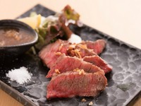 佐賀や博多など、各地から仕入れる上質な和牛の肩ロースを網で炙った一品。赤身肉のしっかりとした旨みは、冷酒や焼酎とよく合います。自家製ソースの濃厚な味わいが、レア感残る肉の旨みを引き出してくれます。