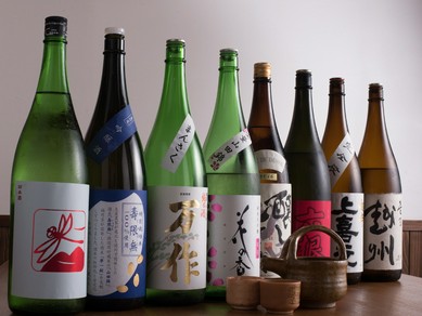 旬のお酒、福岡の地酒、全国各地の地酒の3種類の日本酒を用意