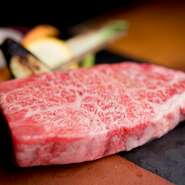 オーナーシェフ自らが目利きを行い、厳選した「和牛」。その旨みを余すことなく満喫できる【鬼灯】自慢のひと皿です。