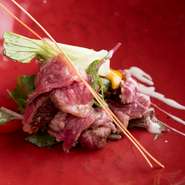 鉄板の上で表面にジュワッと焼き色を付け、外側は重厚に、内側は蕩ける柔らかさに仕上げた『和牛のタタキ』。「和牛」の旨みを引き出した逸品です。