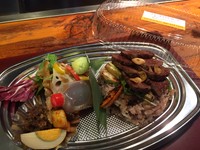 ワンプレートに糸島野菜と二条の黒米にのせた肉厚のステーキを盛り込みました。
ラッピングにもこだわりちょっとしたプレゼント仕様のもできる美味しさ満点の一品です。