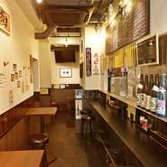 店内は、カウンターをメインとした立ち飲みスタイルのお店です。ワイワイ友人と料理を楽しむのも良いですが、仕事帰りに1人でのんびりお酒を堪能することもおすすめです。