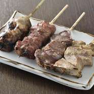 「やきとん」とは、豚のお肉を焼き鳥のように串にさして楽しむ料理です。中でもレバーは、レバーが苦手な人でも食べやすいように、調理法にもこだわりお客様に提供しています。