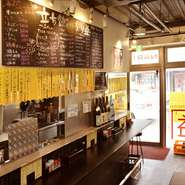 店内は、立ち飲みスタイルで料理とお酒が楽しめるようになっています。お客様にとって、気楽で気軽にのんびり過ごしていただけるように、アットホームな雰囲気を大切にしています。