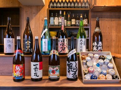 日本各地から集めたお酒が充実。季節ものや限定ものの隠し酒も…