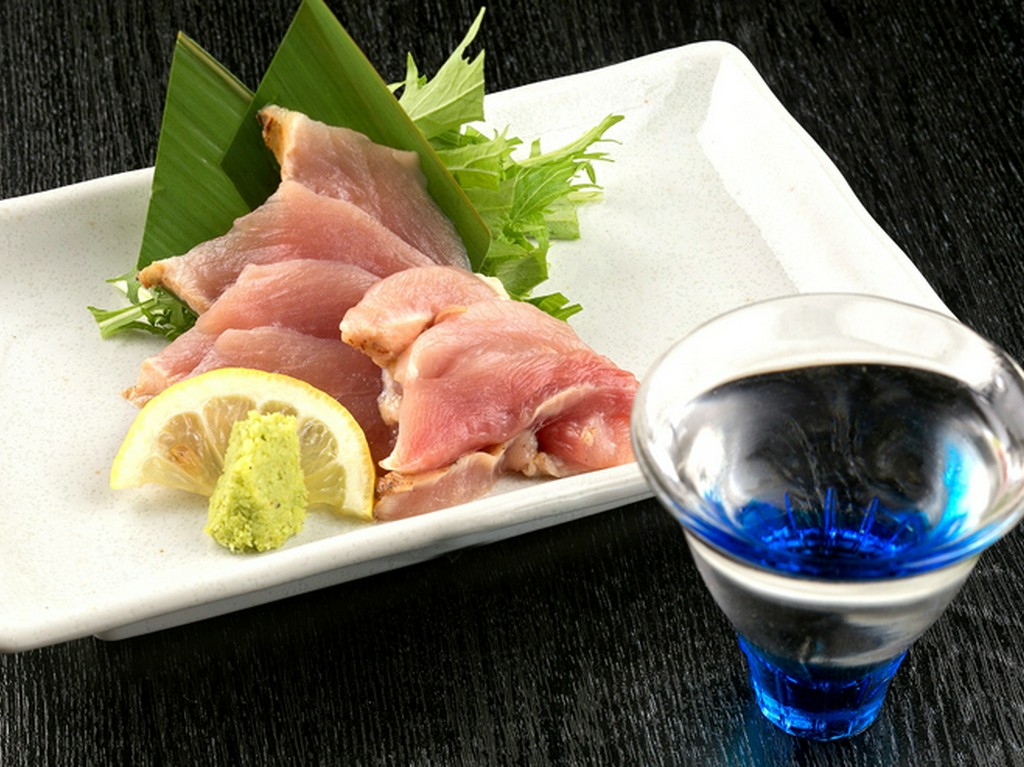 鮮度が命。2つの食感を味わう『鹿児島地鶏の刺身』