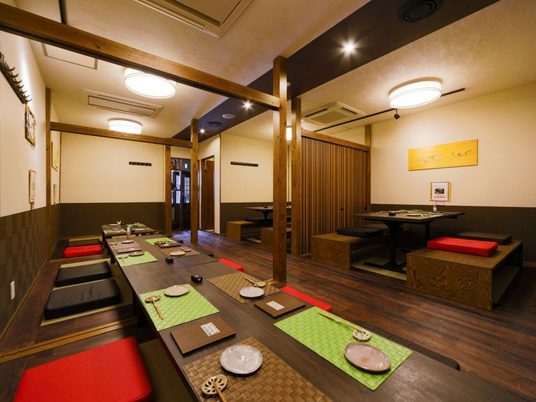 最大30名までの宴会に利用できる、広々とした掘りごたつと座敷