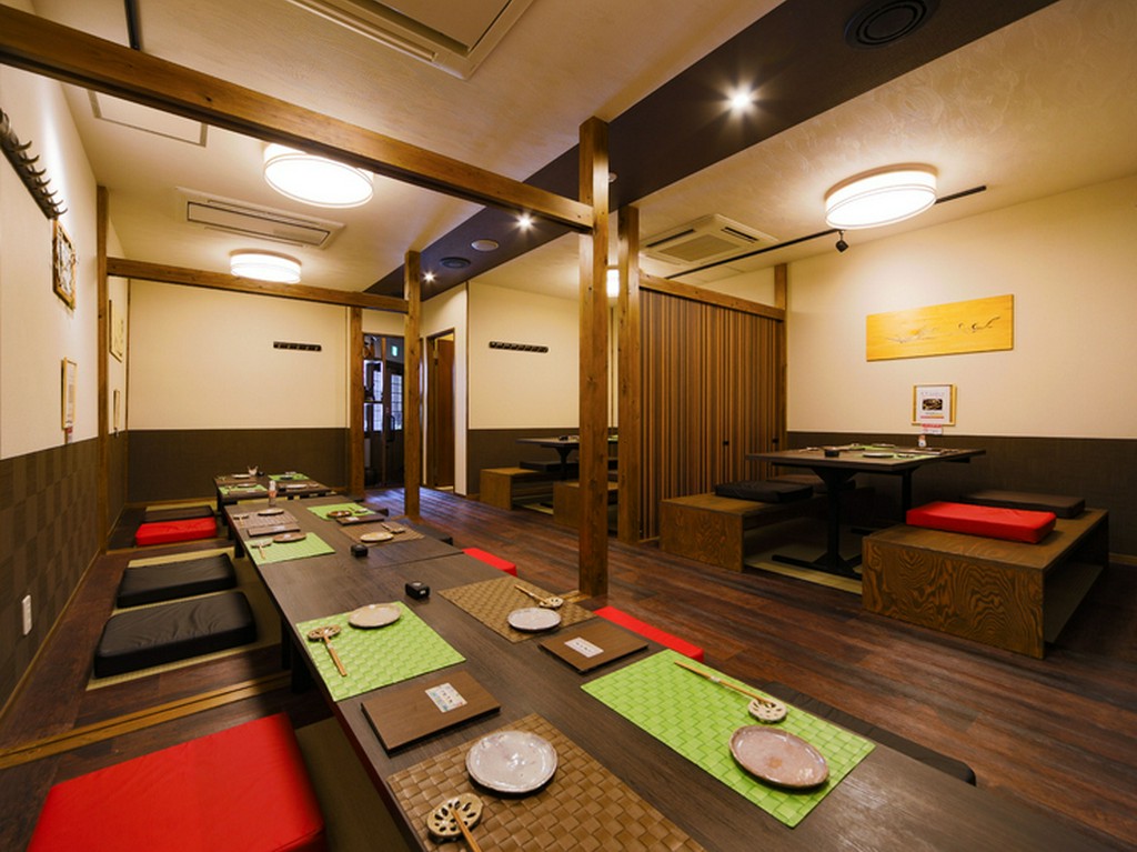最大30名までの宴会に利用できる、広々とした掘りごたつと座敷
