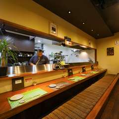 並んで座れるカウンター席は、デートにぴったり