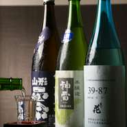 日本酒をメインに幅広い種類のお酒が揃っており、料理と合わせて楽しめるのが嬉しいところ。4つの酒屋さんと連携しながら銘柄を考慮されているそうで、酒蔵の特徴や季節感を感じられるお酒が揃っています。