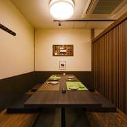 福山駅から徒歩3分。近くには商店街があり、サラリーマンやカップル、家族連れなどいろいろなお客様で賑わっているお店。半個室の様に仕切られた席もあり、お子様連れでも気兼ねなく利用できます。