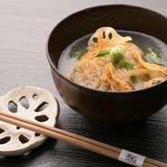 蓮根をすりおろしてつくったまんじゅうに小麦粉をまぶして揚げ、昆布と鰹で引いた出汁が香る餡の美味にも唸る逸品。歯応えと舌触りが織りなす食感のバリエーションにもこだわりが垣間見えます。