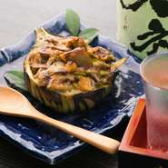 米茄子の形を活かし、器として使った丸ごといただけるグラタン。ホワイトソースに白味噌が使われている上、隠し味に醤油が入れられた和風仕立てです。見た目の可愛さにも惹かれます。