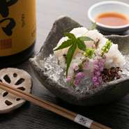 鱧の湯引きを梅肉醤油で