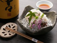 鱧の湯引きを梅肉醤油で