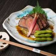 笠岡湾で育った和牛のイチボ（もも肉）を使用。塊のままじっくりと焼かれているので、香ばしさが際立ち、しっとりと柔らかく仕上がっています。