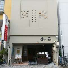 福山駅から歩いて3分ほど。商店街近くにあるモダンなお店
