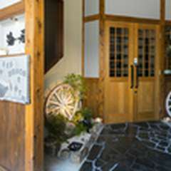 温かみのある和風のエントランスを通って店内に