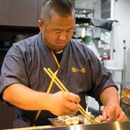 お客様へのご挨拶を大切に。店の衆にも常に向上心を持っていてもらいたく、料理や接客はもちろん、生ビールを継ぐ講習なども進めています。心地良い時間をお過ごしいただければ幸いです。