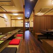 宴会には、掘りごたつの座敷席をご用意。仕切りがありますので、最大30名様まで人数に合わせてご利用いただけます。宴会には、2時間飲み放題付きコース3500円～がおすすめです。