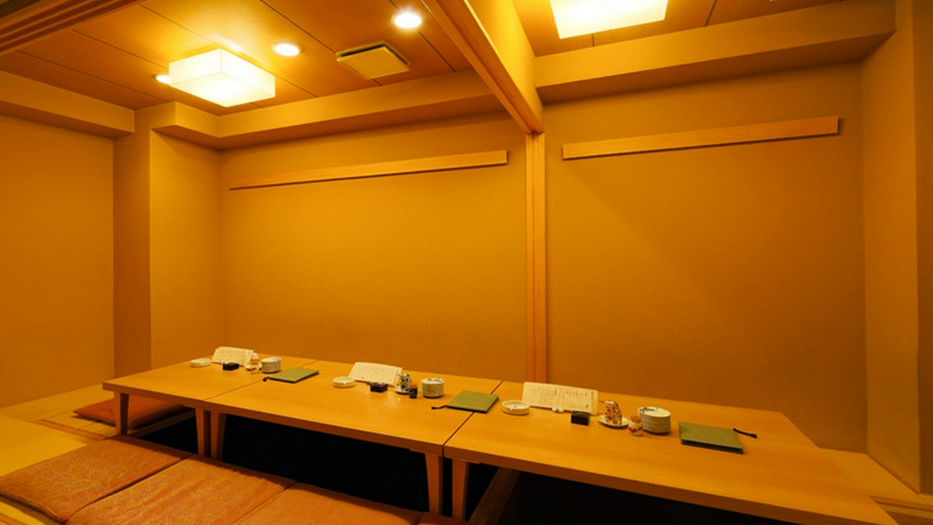 和モダンの内装が落ち着く個室をご用意。最大18名様までOK
