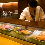 旬の鮮魚がずらりと並ぶネタケースから、自由に注文ができるのが寿司屋の楽しさ。刺身一切れ、寿司一貫の注文も大歓迎。その日の食材で仕上げるおつまみも、自在にアレンジできます。お気軽にご相談を！