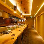 長さ5mもの銀杏の一枚板を使ったカウンター席は、抜群の居心地の良さ。お一人様も、旨い寿司とお酒を心ゆくまで楽しめる雰囲気です。地元の方はもとより、ご出張や旅行の折の食事にも、ぜひどうぞ！