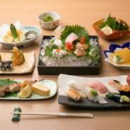 人気の『貴コース』は旬魚介の刺身6～8種、つまみ4～5品、寿司8貫がセットになって、5500円の高コスパ。季節の鮮魚をゆったり＆懐に優しく堪能できます。つまみの一品、店自慢の「ねぎ鮪串」もお楽しみ。