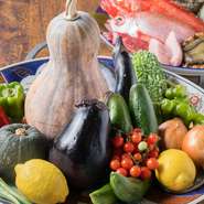 海の物、山の物、ともに旬の食材が揃う【華ごころ】。魚介類は広島の市場をはじめ全国から料理人が厳選した至極の素材を、フレッシュな野菜は自家農園から仕入れられる。食から季節を楽しめるのも大きな魅力の一つ。