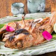 日本最高峰の「紀州備長炭」で焼かれた鮮魚を味わい尽くせます。外はパリッと、中はふっくらな魚は炭の香りをまとい、より美味しさがアップ。伝統のタレで焼くウナギの蒲焼やひつまぶしもリピート率が高いそうです。